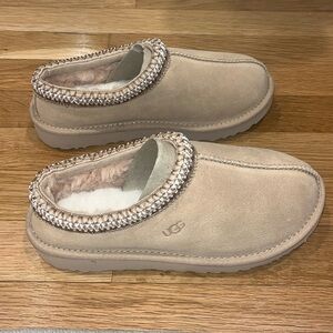 NWOT Tasman Uggs - Sand